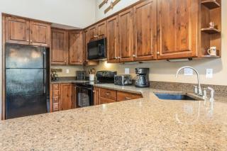 Updated1849 Townhome #611, Steps to Canyon Lodge 4 Bed/3BA, hot tubs, game rm, sauna! - 2