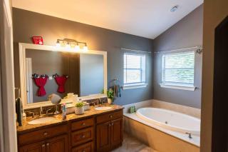 Gentilly Home with off street parking and jacuzzi style tub - 1