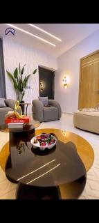 Ella's luxurious apt - 3