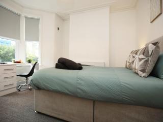 Spacious 4 Bedroom House - Sleeps 8 Guests, Contractors, Groups, Families, Business And Relocation Stays Welcome, 13 Mins From City Centre, Fast Wi-Fi, Smart TV In Lounge & FREE Parking, Long Stays & Short Stays Welcome - 5