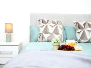 Spacious 4 Bedroom House - Sleeps 8 Guests, Contractors, Groups, Families, Business And Relocation Stays Welcome, 13 Mins From City Centre, Fast Wi-Fi, Smart TV In Lounge & FREE Parking, Long Stays & Short Stays Welcome - 2