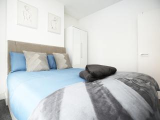 Contractor & Business Friendly - Big Discounts, FREE Parking, FREE Wi-Fi, 13 Mins From Town - 1