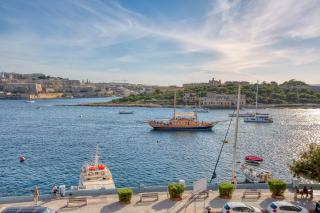 Stunning Seafront Apartment with Panoramic Views - 6