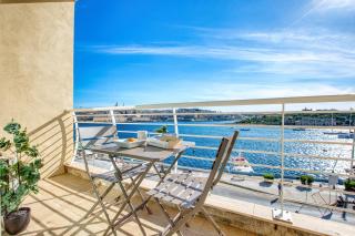 Stunning Seafront Apartment with Panoramic Views - 7