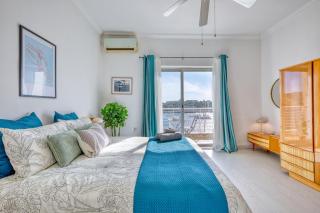 Stunning Seafront Apartment with Panoramic Views - 4