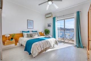 Stunning Seafront Apartment with Panoramic Views - 1