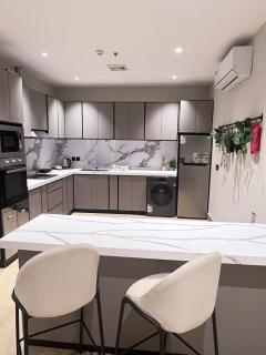 شقه عائلية VIP موقع مميز عند الكورنيش والجامعة - 3 غرف نوم وغرفة عاملة -The charming Place2 - Dammam - 4