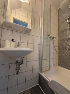 Einzelzimmer-Bad, Kühlschrank-TV-15 - 6