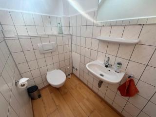 Einzelzimmer-Bad, Kühlschrank-TV-15 - 3