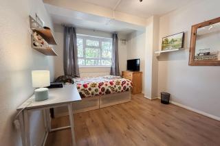 Cozy 4-Bed House in Wimbledon - 4