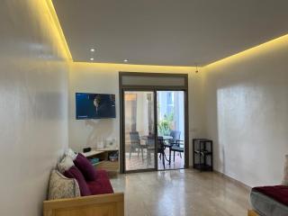 Modern appt with pool and easy access to beach - 1 Bedroom with spacious living room and sunroom overlooking pool and terrace - 0