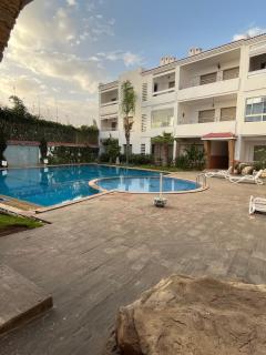 Modern appt with pool and easy access to beach - 1 Bedroom with spacious living room and sunroom overlooking pool and terrace - 9