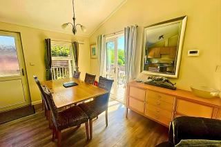 Family Friendly Lodge sleeping 5 with Hot Tub - Devon - 8