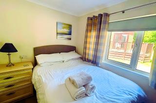 Family Friendly Lodge sleeping 5 with Hot Tub - Devon - 7