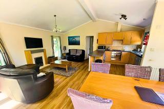 Family Friendly Lodge sleeping 5 with Hot Tub - Devon - 0