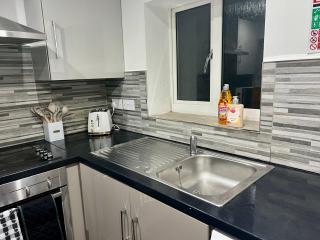 New 3 Bed Preston City Centre Paid Parking- Sleeps 8 - 2