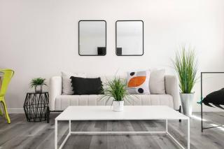 Central 3BR Apt Near Americana - 9