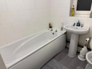 Spacious contractors and tourist apartment with parking & Wifi - 4