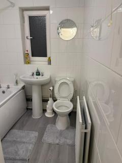 Spacious contractors and tourist apartment with parking & Wifi - 1