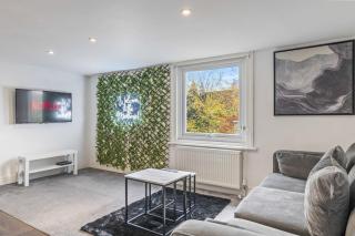 Comfy and Bright 2-Bed Home Near City Centre - 0