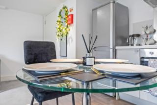 Comfy and Bright 2-Bed Home Near City Centre - 9