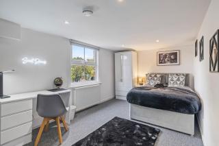 Comfy and Bright 2-Bed Home Near City Centre - 8