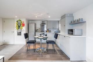 Comfy and Bright 2-Bed Home Near City Centre - 2