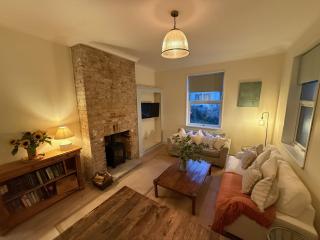 Beautiful Margate Retreat with Log burner, Garden, minutes to beach - 0