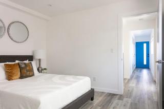 Enjoy Stylish 4BR Townhouse Sleeps 8 with Wi-Fi - 1