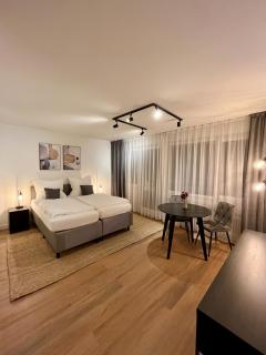 G&P Housing Apartments - XXL Wohnung für Familien & Gruppen 120qm mit 3 Schlafzimmern, 3 Badezimmern, Panoramabalkon und großer Küche - 1