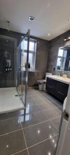 Modern 4 Bedroom Victorian Property Private Detached Close to Manchester City - 1