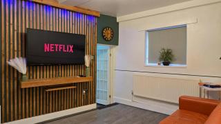 Spacious Entire Apartment with Free Parking Perfect for Relocators Contractors and Long Term Stays - 0