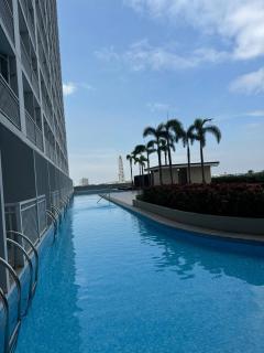 Juvrey Studio-Unit Breeze Residences - 4