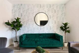 Experience Luxury 4BR Townhouse Sleeps 8 with Parking - 9