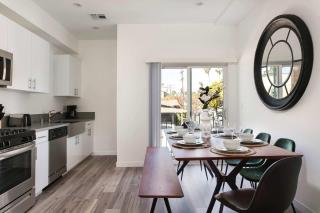 Experience Luxury 4BR Townhouse Sleeps 8 with Parking - 3