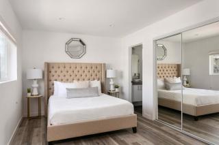 Experience Luxury 4BR Townhouse Sleeps 8 with Parking - 1