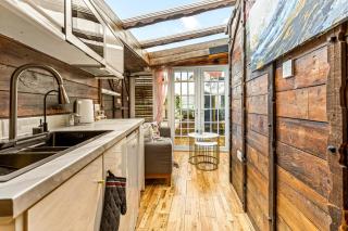 Guest suite with hot tub and sauna - 1