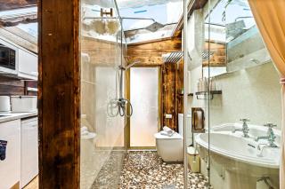 Guest suite with hot tub and sauna - 3