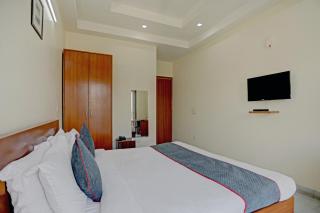 Townhouse Merriment Near ISKCON Temple Noida - 7