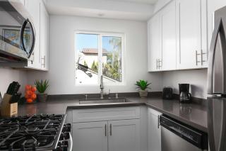 Luxury 2BR Apartment Great Area with Parking - 2