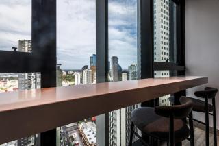 Central City Skyline Views, Free Parking, Pool, Gym & Sauna - 5