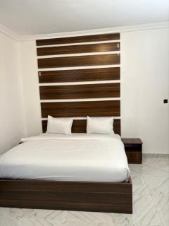 Carlton Apartments - 7