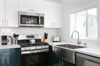 Upscale LA Getaway Sleeps 8 with Free Parking - 2