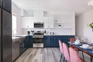 Central 4BR Townhome Modern Perks - 1