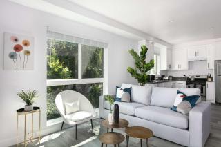 Spacious 5BR Townhouse with Free Parking Included - 0