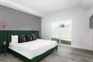 Spacious 5BR Townhouse with Free Parking Included - 6