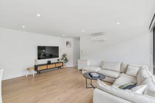 Blue Mile Escape - Walk to Wollongong Beach and Shops - 5