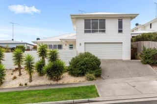 4BR Torquay Retreat with Serene Views - 9