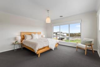 4BR Torquay Retreat with Serene Views - 6