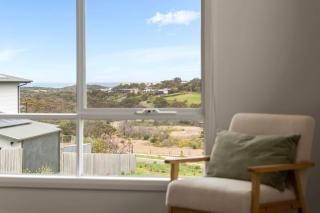 4BR Torquay Retreat with Serene Views - 3